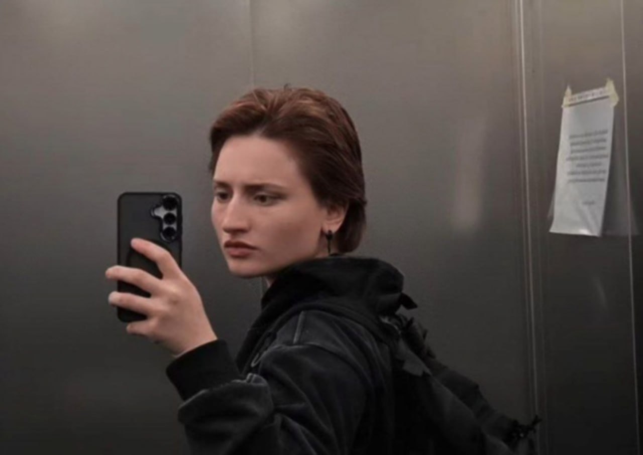 Следственный комитет Армении объявил в розыск двух граждан России по подозрению в убийстве 23-летней Айшат Баймурадовой. Имена подозреваемых — Карина Иминова и Саид-Хамзат Байсаров — официально названы впервые. По данным ведомства, подозреваемые действовали по указанию пока не установленного лица. СК Армении обратился к российским коллегам за помощью в расследовании еще в декабре прошлого года, однако ответа не получил. Ранее сообщалось, что из квартиры, где было обнаружено тело Баймурадовой, в день предполагаемой гибели выходили Иминова и Байсаров. Последний ранее был судим за грабеж и финансирование запрещенной в РФ организации «Исламское государство». Айшат Баймурадова исчезла 15 октября 2023 года. По словам ее близких, она переехала в Армению из Чечни из-за угроз насилия. Ее тело было найдено 19 октября в одной из квартир Еревана.. СК Армении, Айшат Баймурадова, Карина Иминова, Саид-Хамзат Байсаров, Ереван