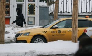 Морозы ударили по таксистам. Средний чек на поездки в Москве снизился на 5% по сравнению с прошлой неделей, но число водителей на линии сократилось из-за погодных условий. ❄️ Совет от Яндекс Go: избегайте часов пик — уезжайте либо до 17:00, либо после 20:00. Также сервис рекомендует временно перейти на общественный транспорт. 🚕 Почему так дорого? Когда заказов больше, чем свободных машин, в приложении автоматически включается повышающий коэффициент. Это стимулирует водителей брать больше заказов. 💰 Вывод: если хотите сэкономить, планируйте поездки заранее или пользуйтесь метро. 🚇. Москва, Такси, Яндекс Go, Морозы, Транспорт