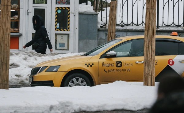 Морозы ударили по таксистам. Средний чек на поездки в Москве снизился на 5% по сравнению с прошлой неделей, но число водителей на линии сократилось из-за погодных условий. ❄️ Совет от Яндекс Go: избегайте часов пик — уезжайте либо до 17:00, либо после 20:00. Также сервис рекомендует временно перейти на общественный транспорт. 🚕 Почему так дорого? Когда заказов больше, чем свободных машин, в приложении автоматически включается повышающий коэффициент. Это стимулирует водителей брать больше заказов. 💰 Вывод: если хотите сэкономить, планируйте поездки заранее или пользуйтесь метро. 🚇. Москва, Такси, Яндекс Go, Морозы, Транспорт