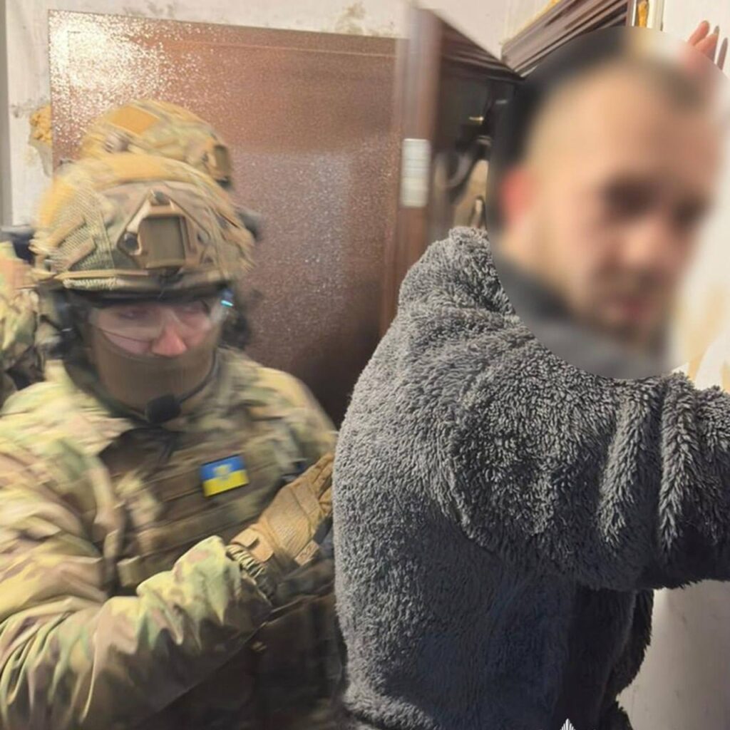 На Украине раскрыта схема вывоза военнослужащих с мест службы и их переправки через границу. Об этом сообщили в Национальной полиции Украины. За обе услуги преступники брали до $40 тыс. (около 3 млн рублей). В рамках операции были задержаны шестеро организаторов схемы, а также двое военнослужащих, которые пытались покинуть свои части. По данным правоохранителей, схема действовала на территории всей страны. Ранее на Украине уже выявляли подобные случаи. Власти проводят масштабные облавы для пресечения уклонения от мобилизации. Национальная полиция продолжает расследование, чтобы установить всех причастных к незаконной деятельности. Ситуация с уклонением от службы остается одной из ключевых проблем для украинских властей. В последние месяцы подобные схемы стали более изощренными, что требует усиления контроля со стороны правоохранительных органов.. Украина, Нацполиция Украины, мобилизация, преступная схема, военнослужащие