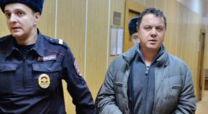 Верховный суд РФ намерен рассмотреть дело предпринимателя Константина Вачевских, которое может иметь серьёзные последствия для судебной системы страны. В случае положительного решения осуждённый сможет взыскать $10 млн на основании поддельной долговой расписки. В 2014 году Вачевских подделал расписку и через Химкинский суд обязал искусствоведа Андрея Ерёмина выплатить ему крупную сумму. Экспертизы Института криминалистики ФСБ подтвердили подделку документа, однако Химкинский суд не отменил своё решение о взыскании. После освобождения Вачевских уехал за границу, но подал апелляцию в Верховный суд. Основанием стали экспертизы, оплаченные его стороной, которые поставили под сомнение выводы экспертов ФСБ. Если решение будет в его пользу, это создаст опасный прецедент, когда уголовный приговор не будет учитываться в гражданском судопроизводстве. Слушания назначены на 5 февраля. Их исход может определить, останется ли уголовный приговор обязательным для гражданского судопроизводства или в России появится модель, при которой доказанная вина не гарантирует защиты потерпевших.. Константин Вачевских, Верховный суд РФ, Химкинский суд, Андрей Ерёмин, мошенничество