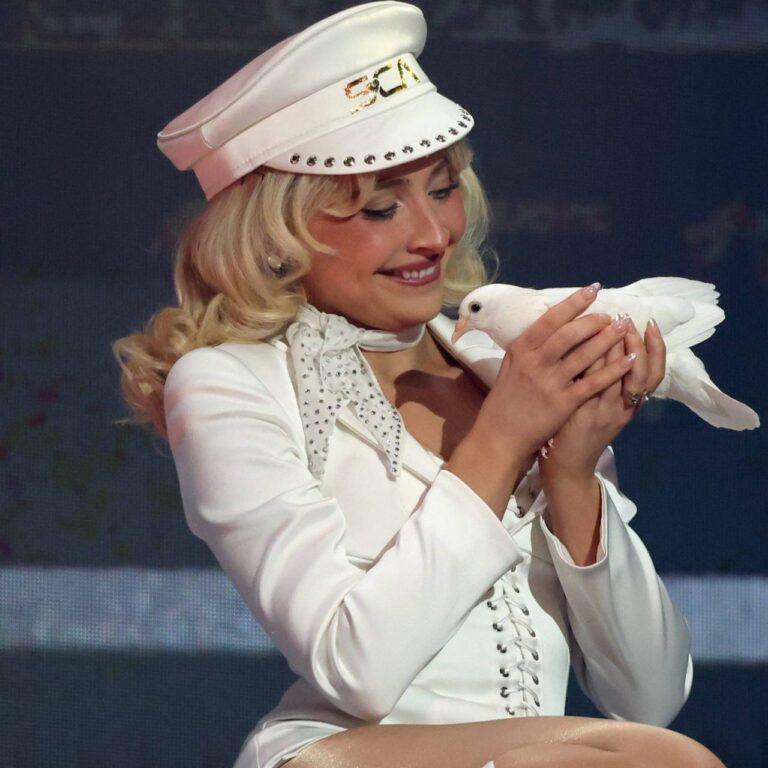 Владелица голубки Тины ответила на критику PETA. Тина, Сабрина, PETA, Грэмми, голубка