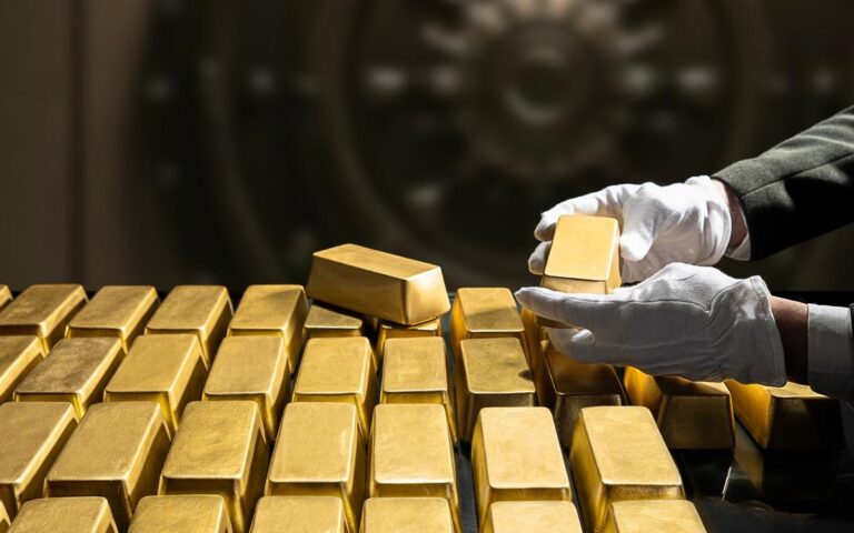 Волатильность золота превысила аналогичный показатель биткоина, достигнув уровня в 44% за последние 30 дней. Это самый высокий показатель с момента финансового кризиса 2008 года. Для сравнения, колебания биткоина составили 39%, что делает золото более нестабильным активом, чем криптовалюта. Такая ситуация является редкой, поскольку золото традиционно считается более стабильным активом, чем криптовалюты, которые чаще подвержены спекуляциям. За 17 лет существования биткоина золото было более волатильным лишь дважды, последний раз — в мае прошлого года на фоне торговых разногласий между США и Китаем. Эксперты связывают текущую ситуацию с коррекцией на рынке драгметаллов, вызванной глобальными экономическими факторами. Подробнее о причинах и последствиях читайте в материале Bloomberg.. золото, биткоин, волатильность, рынок драгметаллов, Bloomberg