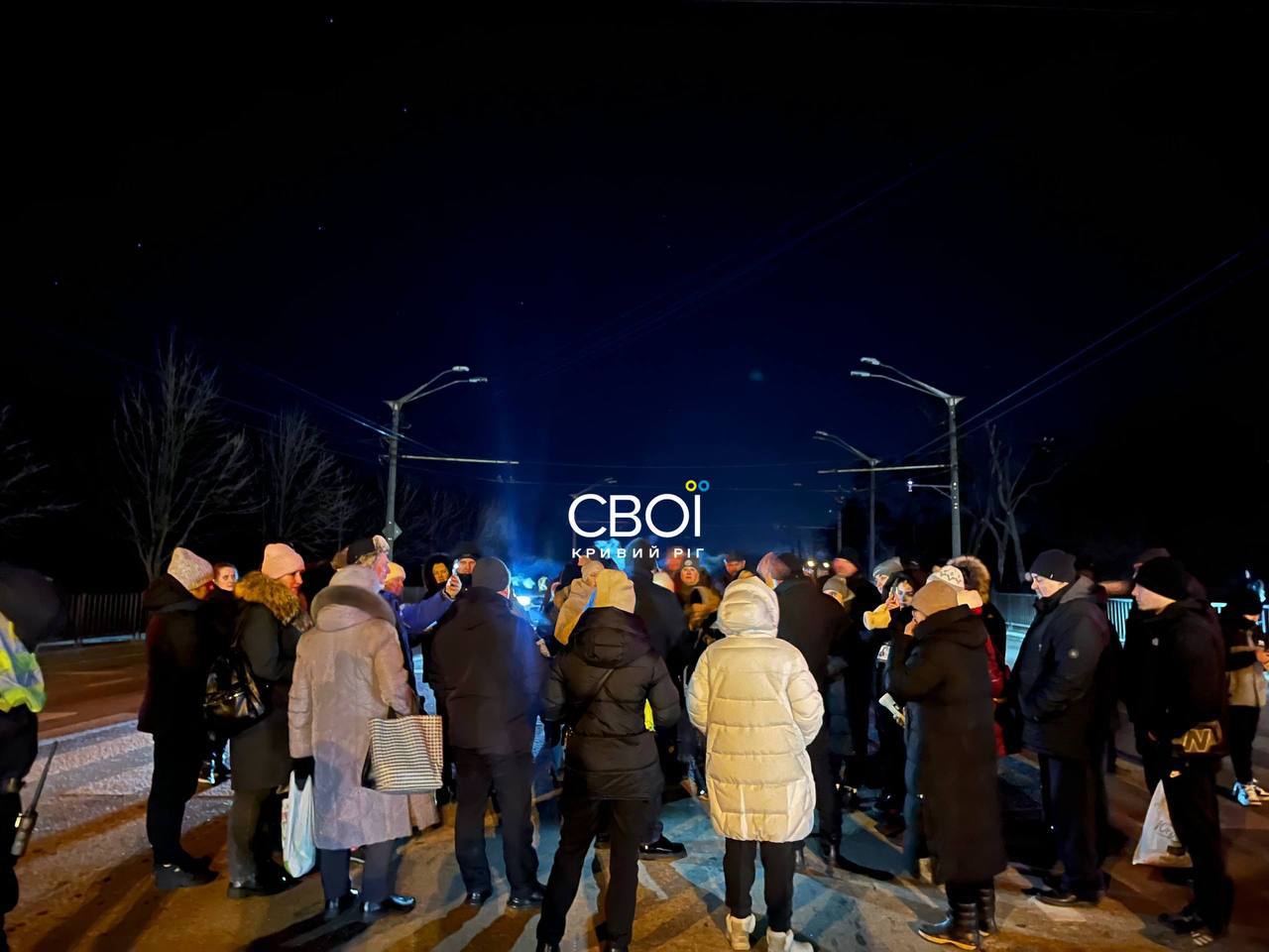 В Кривом Роге жители одного из домов остались без электричества на двое суток. За это время свет был лишь 7 минут. 🤯 Местные, не выдержав, устроили митинг и перекрыли шоссе. Акция продолжалась до тех пор, пока им не пообещали, что на место выедут энергетики. 💡 Эксперты RT отмечают, что украинская энергосистема не обладает запасом прочности. Насколько она ослаблена сейчас, читайте здесь. Ситуация в регионе продолжает накаляться. Жители требуют немедленных решений от властей. 🔥. Кривой Рог, Электричество, Митинг, Украина, Энергосистема