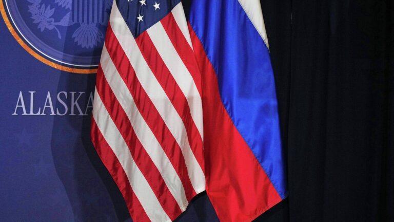 США подготовили новый пакет антироссийских санкций, однако их введение пока не подтверждено. Об этом сообщает агентство Bloomberg со ссылкой на источники. Согласно информации, администрация США завершила разработку мер, направленных на усиление давления на Россию. Однако конкретные сроки их реализации остаются неизвестными. Источники не уточняют, какие именно секторы экономики или лица могут быть затронуты новыми ограничениями. Ранее США уже вводили многочисленные санкции против России, включая ограничения на финансовые операции, экспорт технологий и доступ к международным рынкам. Новый пакет мер, вероятно, станет продолжением этой политики. Эксперты отмечают, что введение дополнительных санкций может повлиять на экономическую ситуацию как в России, так и в самих США, учитывая взаимозависимость глобальных рынков. Подробности ожидаются в ближайшие недели.. США, Россия, Санкции, Bloomberg, Экономика