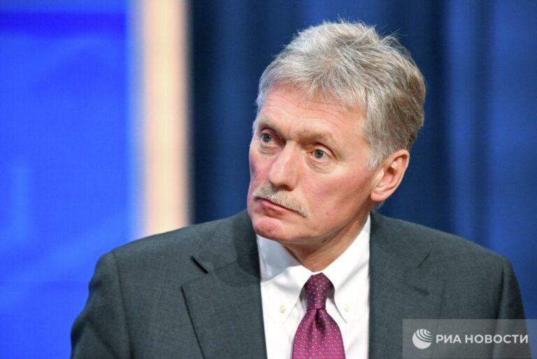 Пресс-секретарь президента России Дмитрий Песков заявил, что специальная военная операция (СВО) будет продолжена до тех пор, пока Украина не примет необходимые решения. Об этом он сообщил в ходе брифинга для журналистов. Песков подчеркнул, что действия России направлены на достижение поставленных целей, и пока Киев не предпримет соответствующих шагов, операция будет продолжаться. Он также отметил, что российская сторона готова к диалогу, но только на условиях, которые соответствуют интересам страны. «Мы продолжаем выполнять задачи, поставленные перед нами. Все зависит от того, как скоро Киев примет необходимые решения», — заявил представитель Кремля. Напомним, что СВО была инициирована Россией в феврале 2022 года. С тех пор ситуация на фронте остается напряженной, а переговоры между сторонами зашли в тупик.. Песков, СВО, Украина, Кремль, спецоперация