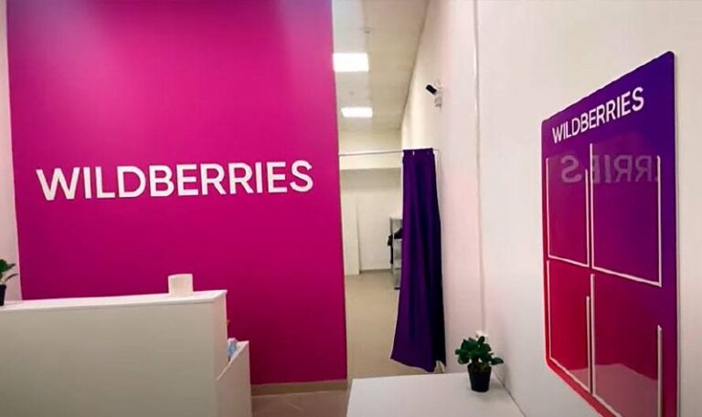 Wildberries, один из ведущих российских маркетплейсов, объявил о стратегическом расширении своей сети пунктов выдачи заказов (ПВЗ) в странах Азии. Компания планирует открыть новые точки в Индии, Таиланде и на Шри-Ланке, что станет важным шагом в её международной экспансии. Это решение направлено на укрепление позиций Wildberries на глобальном рынке и повышение доступности товаров для потребителей в этих регионах. Компания стремится стать аналогом Amazon для российских и международных покупателей, предлагая широкий ассортимент продукции и удобные условия доставки. Открытие ПВЗ в Индии, Таиланде и на Шри-Ланке позволит Wildberries не только увеличить объёмы продаж, но и укрепить логистическую инфраструктуру в регионе. Это также может способствовать развитию торговых отношений между Россией и странами Азии. Эксперты отмечают, что подобная экспансия может стать важным шагом для российского бизнеса в условиях текущей геополитической ситуации. Wildberries продолжает активно развиваться, несмотря на вызовы, связанные с санкциями и изменениями на мировом рынке.. Wildberries, Индия, Таиланд, Шри-Ланка, международная экспансия