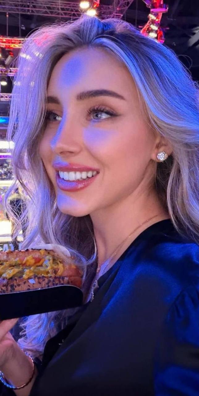 Юля Вавилова: 4000 часов в CS2 — это новый уровень одержимости 🎮. Юля Вавилова, CS2, киберспорт, гейминг, технологии