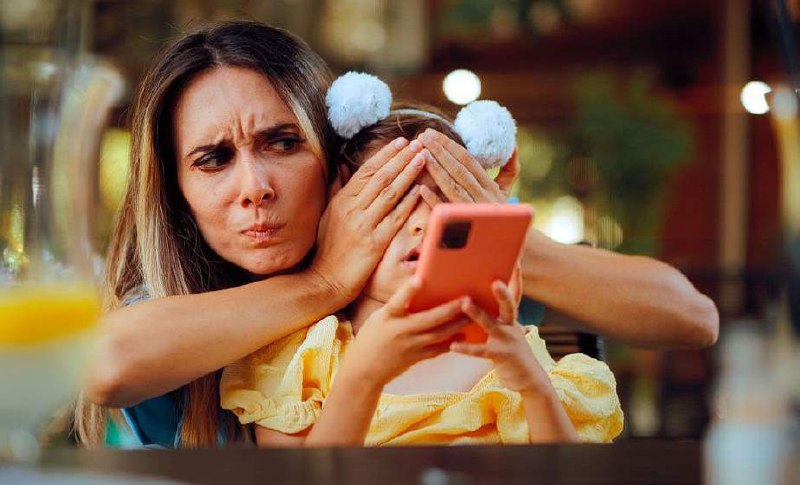 Греция, Испания, Франция и Великобритания объявили о планах ввести запрет на использование социальных сетей для подростков. Данная инициатива направлена на защиту молодого поколения от негативного влияния онлайн-контента. Правительство Испании также разрабатывает законопроект, который предусматривает персональную ответственность топ-менеджеров социальных платформ за распространение контента, разжигающего ненависть. Руководители компаний будут обязаны оперативно удалять подобные материалы, в противном случае их ждут санкции. Эти меры стали ответом на растущее количество жалоб на кибербуллинг и хейтконтент в социальных сетях. Эксперты отмечают, что подобные шаги могут повлиять на глобальную политику регулирования интернет-платформ. Ожидается, что законопроекты будут рассмотрены в ближайшие месяцы, а их реализация может начаться уже в следующем году.. Греция, Испания, Франция, Великобритания, социальные сети