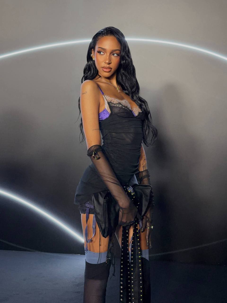 Алиша не стала молчать и высказала свое мнение о стиле Оксаны Самойловой. По ее словам, образы звезды — это настоящий «колхоз». 🚜 «Она зрелая, статная женщина, но одевается как подросток», — заявила Алиша. И, кажется, она не единственная, кто так думает. Многие подписчики поддержали ее мнение, отмечая, что стиль Самойловой давно вызывает вопросы. Однако у Оксаны есть и свои поклонники, которые считают, что она просто экспериментирует с модой. Кто прав? Решать вам. 🤷‍♀️ А как вы относитесь к стилю Самойловой? Пишите в комментариях!. Алиша, Оксана Самойлова, мода, скандал, стиль