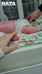 Симферопольский роддом № 2 оказался в центре скандала. Дарья Провоторова обвиняет акушеров в том, что её сын стал паллиативным инвалидом из-за их действий. По её словам, врачи отказались от кесарева сечения и использовали запрещённый приём выдавливания ребёнка. 🚨 Следствие провело экспертизу. Два специалиста подтвердили нарушения: медики слишком сильно давили на ребёнка при родах. Однако третий эксперт, Павел Баскаков, заявил, что врачи действовали правильно, а травмы — это типичные осложнения. 🤔 Из-за разногласий провели повторную экспертизу. Севастопольские специалисты единогласно признали: врачи допустили серьёзные ошибки, включая отказ от кесарева и неправильную послеродовую терапию. Теперь Баскакова хотят привлечь за ложное заключение. Юрист Дарьи считает, что он намеренно затянул процесс, чтобы защитить знакомого главврача. ⚖️ Дело может не дойти до суда из-за истечения сроков давности. А пока семья Провоторовой продолжает бороться за справедливость. 💔. Симферополь, роддом, Дарья Провоторова, Павел Баскаков, медицинский скандал