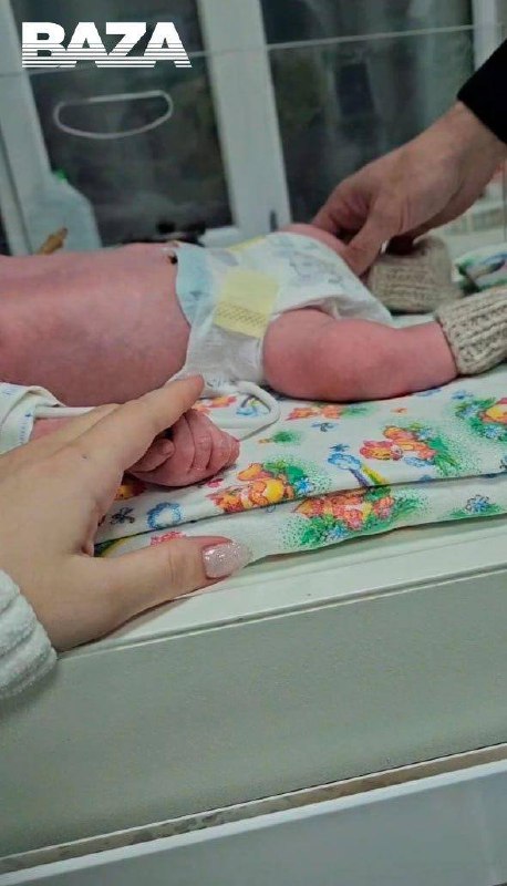 Симферопольский роддом № 2 оказался в центре скандала. Дарья Провоторова обвиняет акушеров в том, что её сын стал паллиативным инвалидом из-за их действий. По её словам, врачи отказались от кесарева сечения и использовали запрещённый приём выдавливания ребёнка. 🚨 Следствие провело экспертизу. Два специалиста подтвердили нарушения: медики слишком сильно давили на ребёнка при родах. Однако третий эксперт, Павел Баскаков, заявил, что врачи действовали правильно, а травмы — это типичные осложнения. 🤔 Из-за разногласий провели повторную экспертизу. Севастопольские специалисты единогласно признали: врачи допустили серьёзные ошибки, включая отказ от кесарева и неправильную послеродовую терапию. Теперь Баскакова хотят привлечь за ложное заключение. Юрист Дарьи считает, что он намеренно затянул процесс, чтобы защитить знакомого главврача. ⚖️ Дело может не дойти до суда из-за истечения сроков давности. А пока семья Провоторовой продолжает бороться за справедливость. 💔. Симферополь, роддом, Дарья Провоторова, Павел Баскаков, медицинский скандал