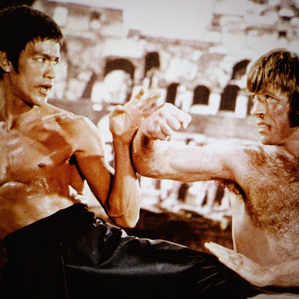 Чак Норрис vs Брюс Ли: кто победил в легендарной схватке?