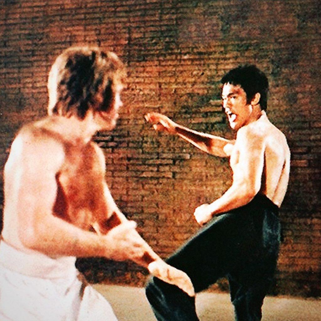 Чак Норрис vs Брюс Ли: кто победил в легендарной схватке?