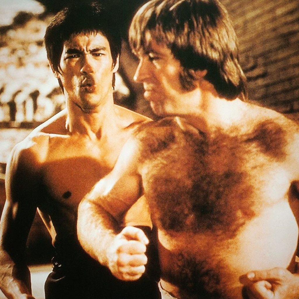 Чак Норрис vs Брюс Ли: кто победил в легендарной схватке?