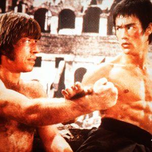 Чак Норрис vs Брюс Ли: кто победил в легендарной схватке?