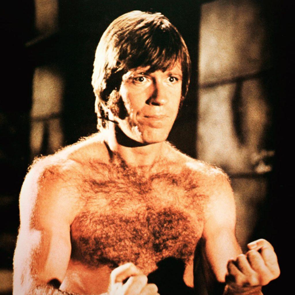 Чак Норрис vs Брюс Ли: кто победил в легендарной схватке?