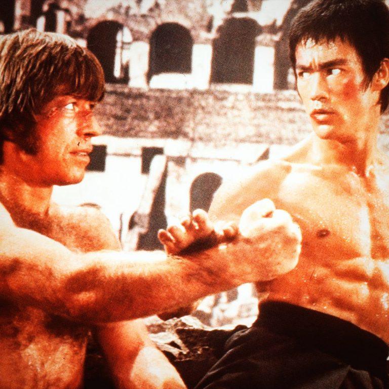 Чак Норрис vs Брюс Ли: кто победил в легендарной схватке?