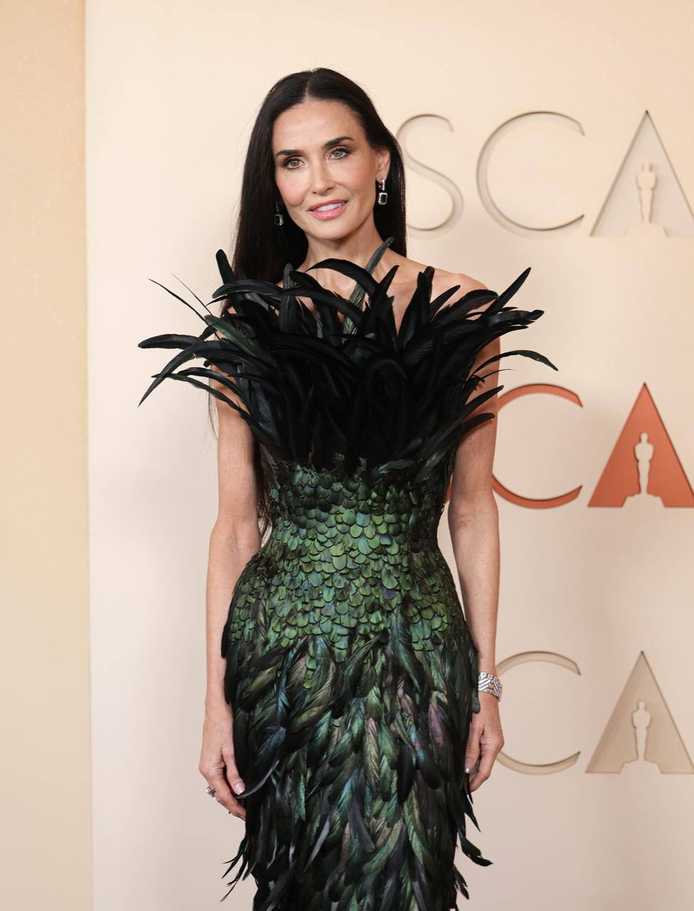 Деми Мур в шокирующем наряде: возвращение или крик души?