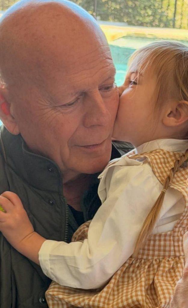 Деми Мур выложила трогательные кадры с Брюсом Уиллисом