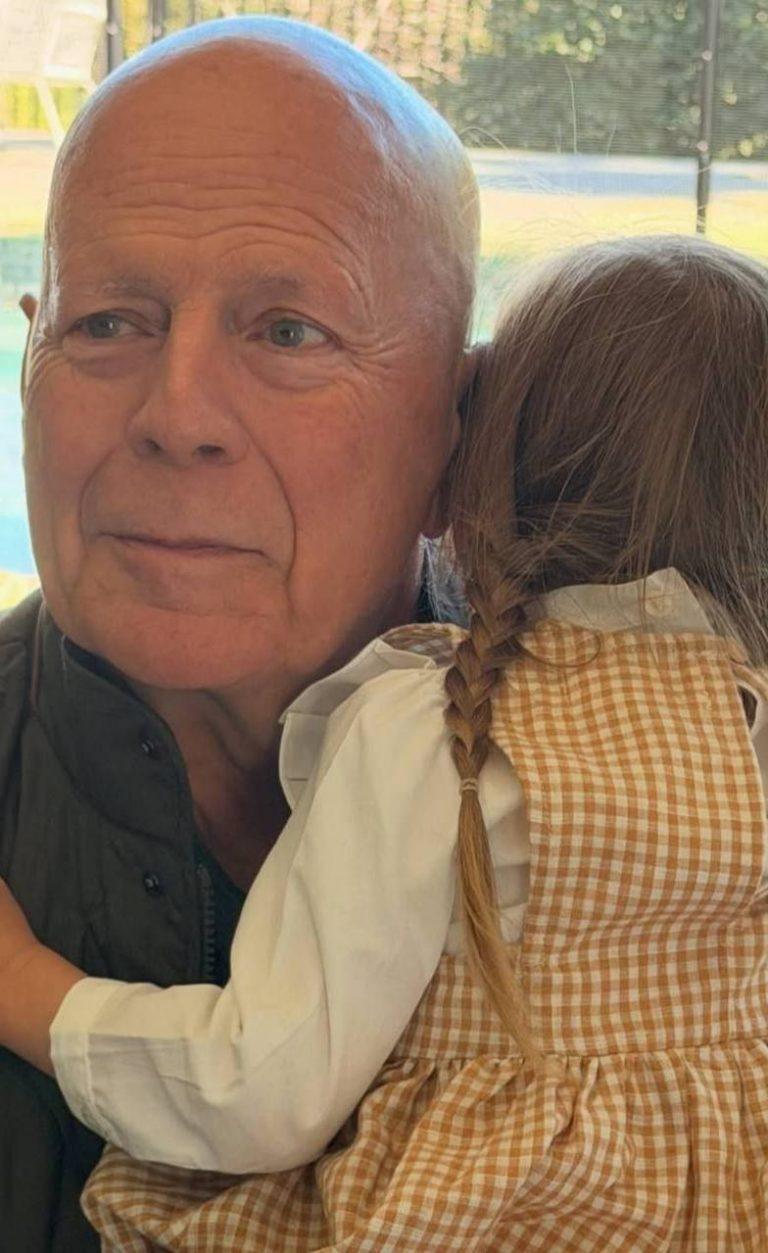 Деми Мур выложила трогательные кадры с Брюсом Уиллисом