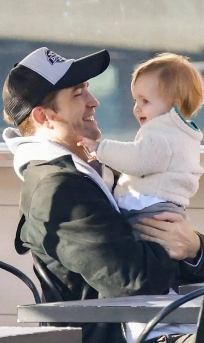 Дочь Роберта Паттинсона назвала его «ЯЙЦО» в «Дюне: Часть 3»