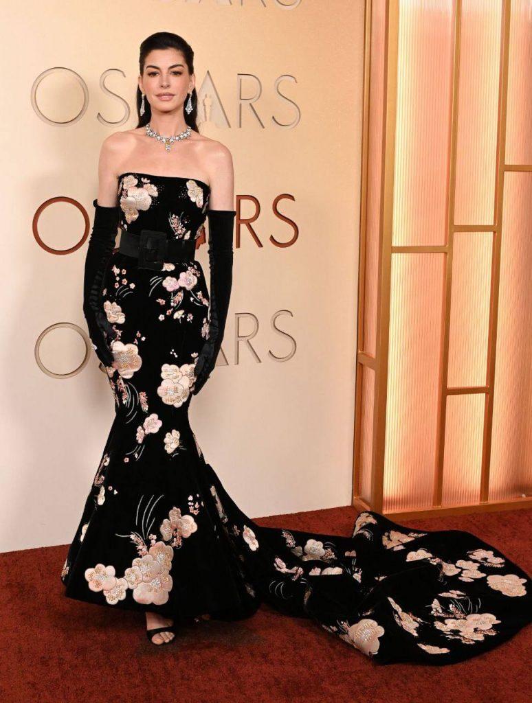 Энн Хэтэуэй и Анна Винтур на ковровой дорожке «Оскара»