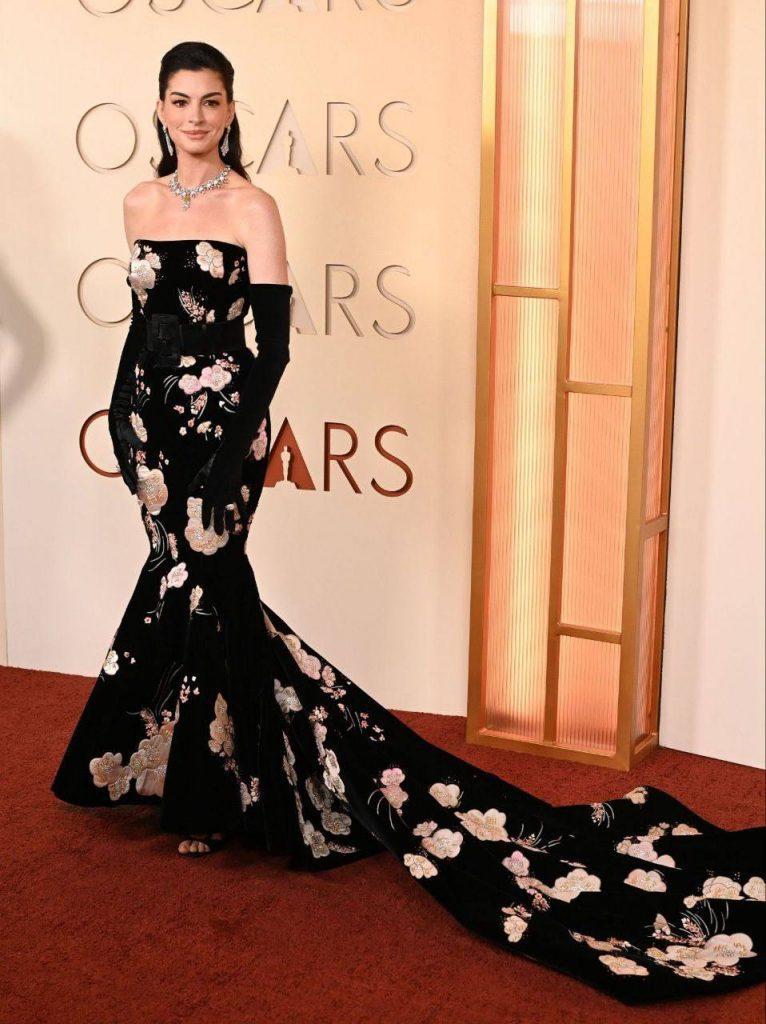 Энн Хэтэуэй и Анна Винтур на ковровой дорожке «Оскара»