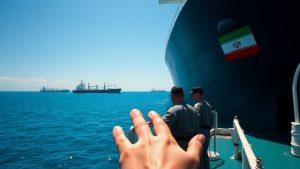 Иран ограничил проход судов через Ормузский пролив