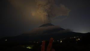 Извержение вулкана Шивелуч на Камчатке: пепел до 8 км