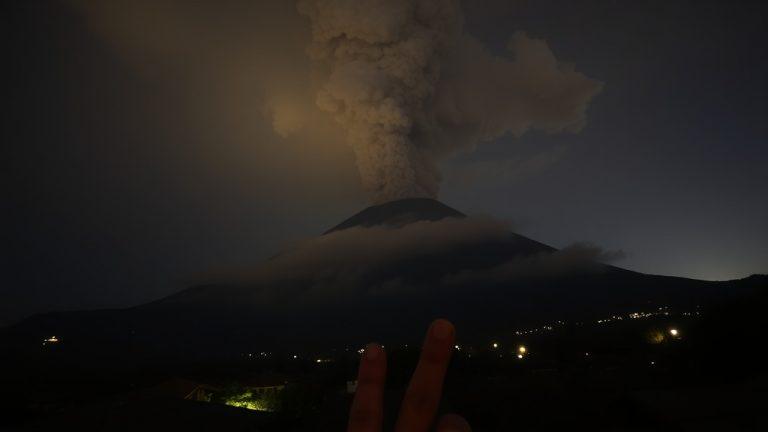 Извержение вулкана Шивелуч на Камчатке: пепел до 8 км