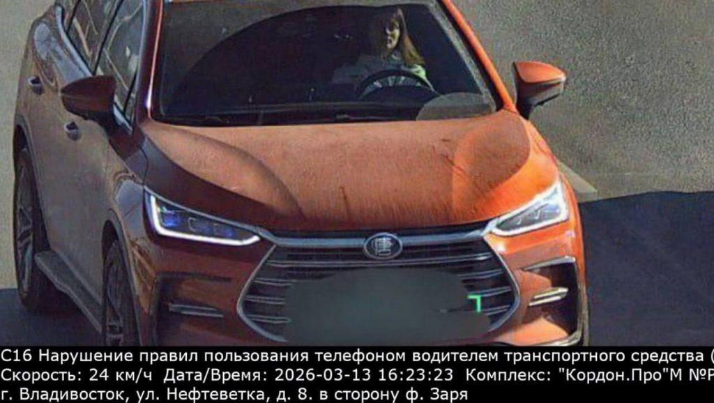 Камера оштрафовала пешехода за телефон за рулём – абсурд!