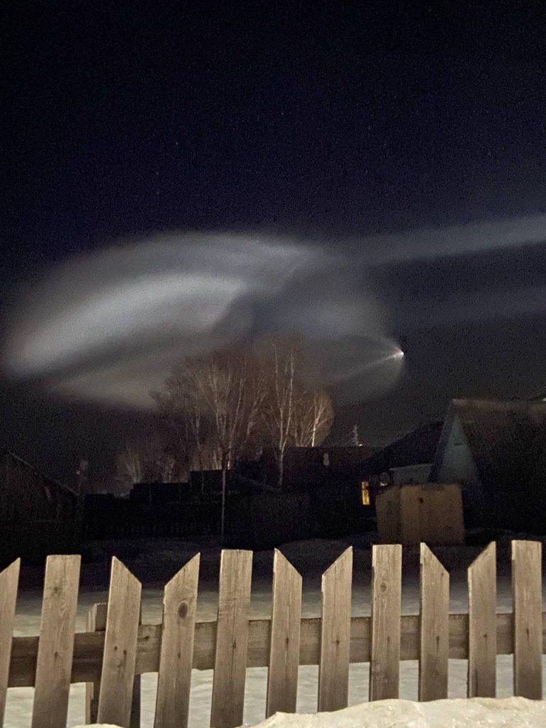 Космическая медуза в небе России: удивительный след ракеты