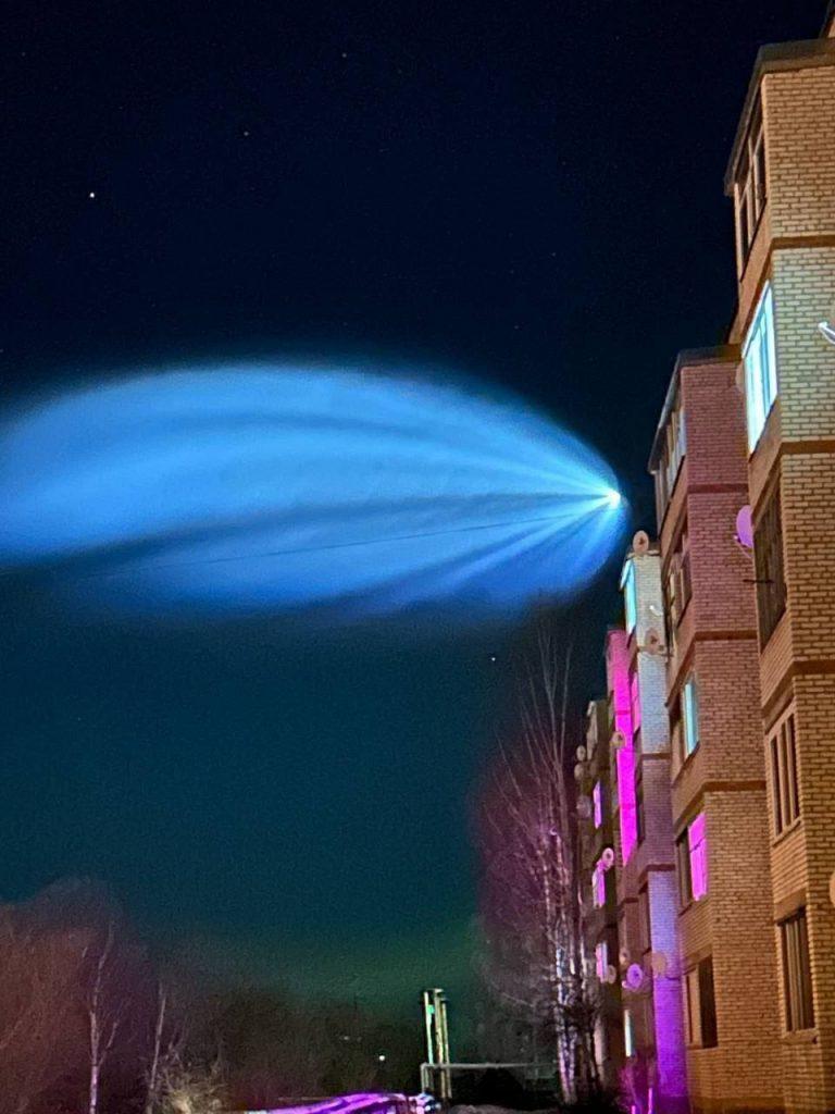 Космическая медуза в небе России: удивительный след ракеты