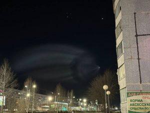 Космическая медуза в небе России: удивительный след ракеты