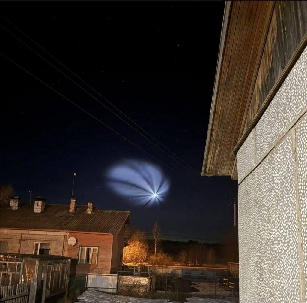 Космическая медуза в небе России: удивительный след ракеты