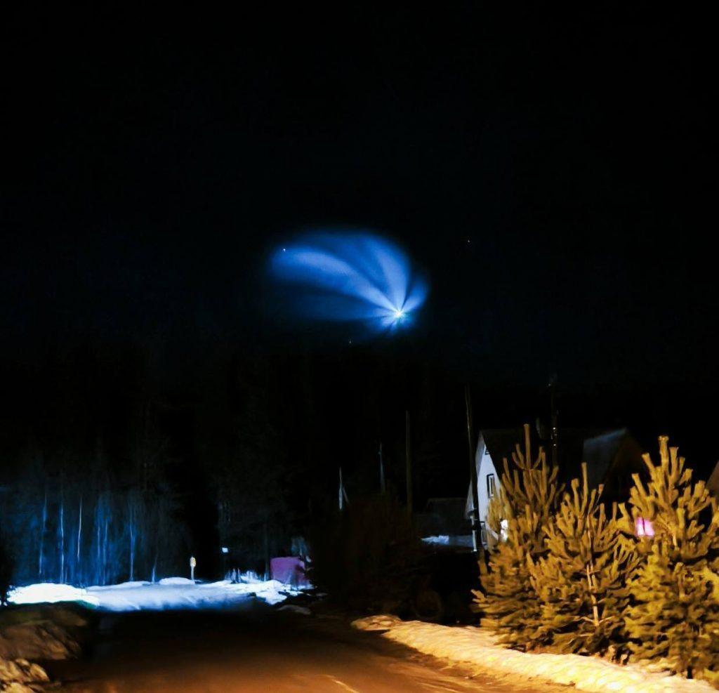 Космическая медуза в небе России: удивительный след ракеты