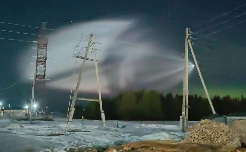 Космическая медуза в небе России: удивительный след ракеты