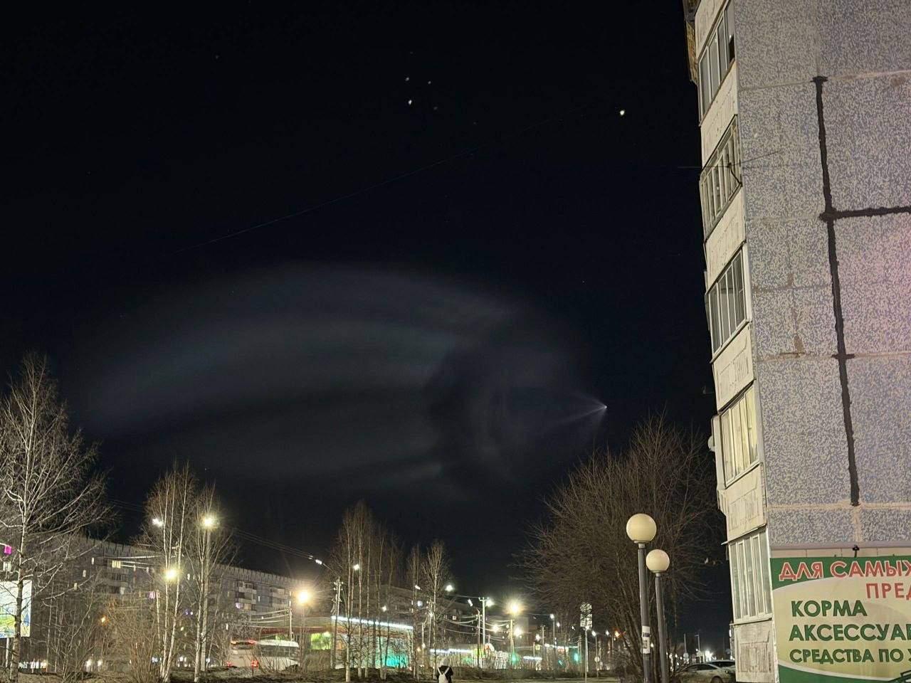 Космическая медуза в небе России: удивительный след ракеты