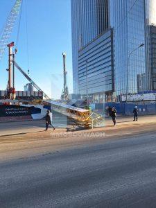 Кран упал на проезжую часть возле Москва-Сити