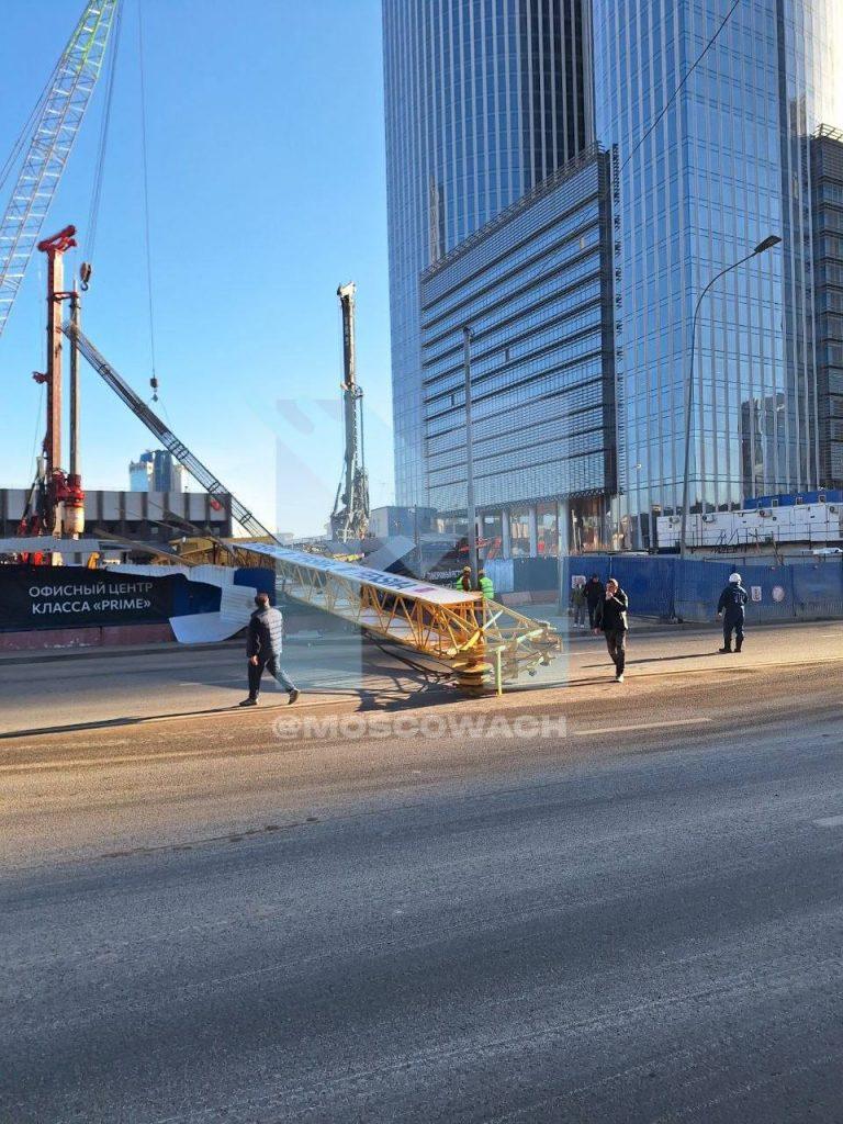 Кран упал на проезжую часть возле Москва-Сити
