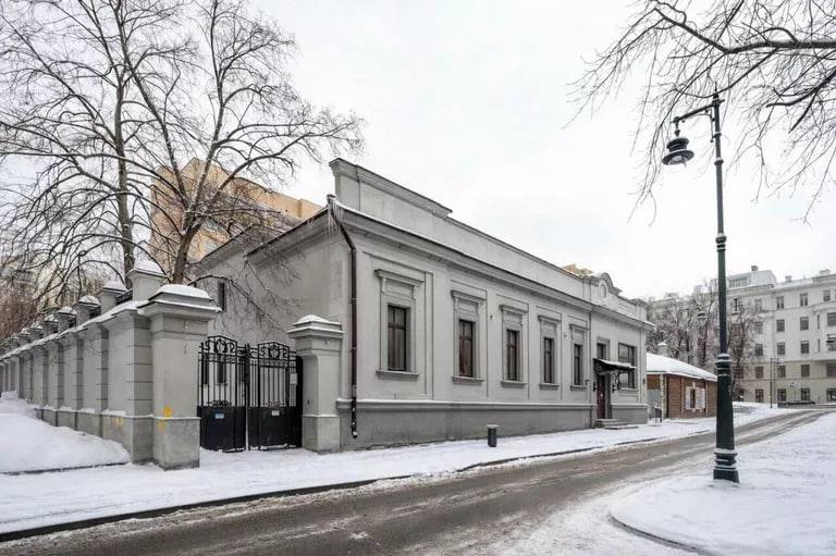 Ксения Собчак проиграла торги за особняк в Москве