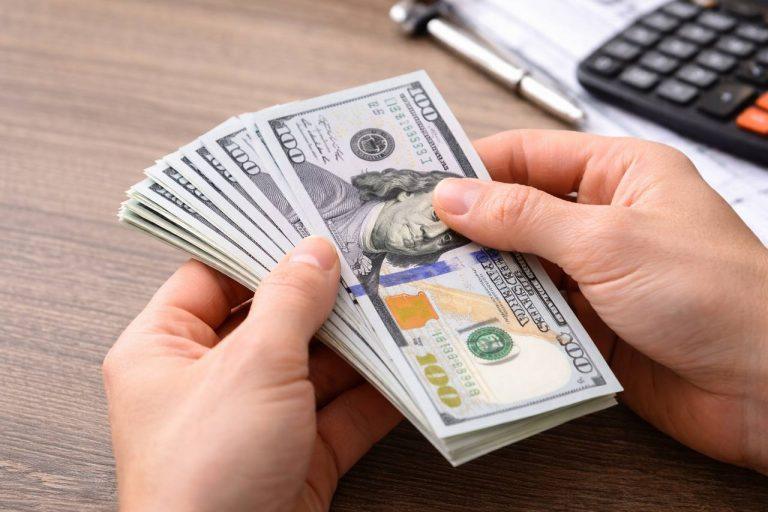 Курс доллара 100 рублей: как это повлияет на экономику и граждан