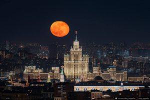 Луна над Москвой: редкое зрелище на фоне Высотки