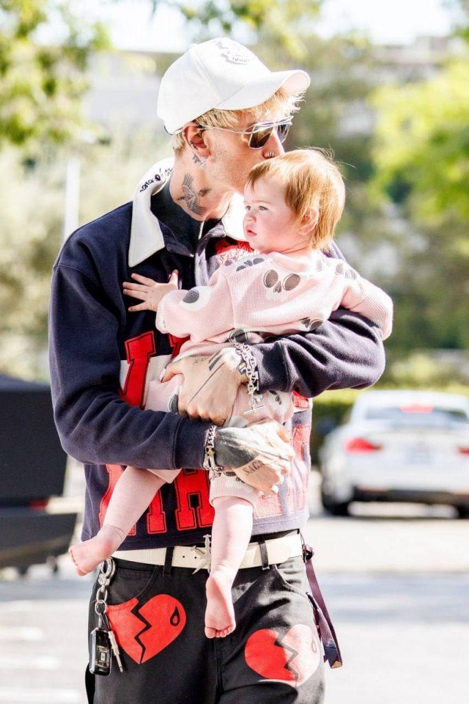 Machine Gun Kelly замечен с дочерью: новые фото
