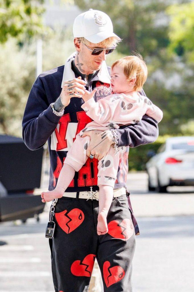 Machine Gun Kelly замечен с дочерью: новые фото