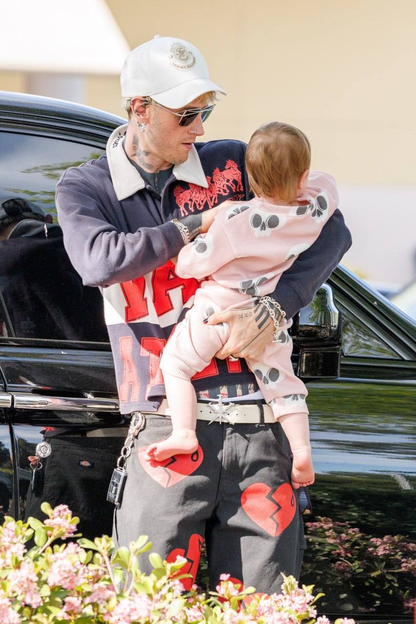 Machine Gun Kelly замечен с дочерью: новые фото
