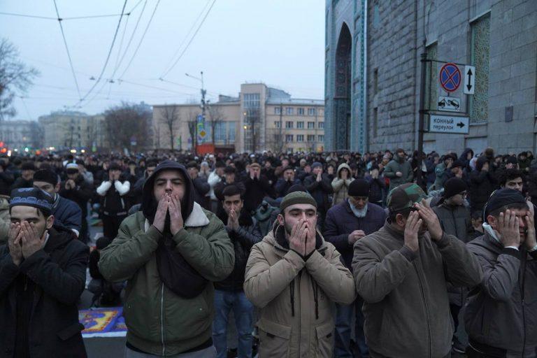 Массовые протесты мусульман в Санкт-Петербурге: улицы перекрыты