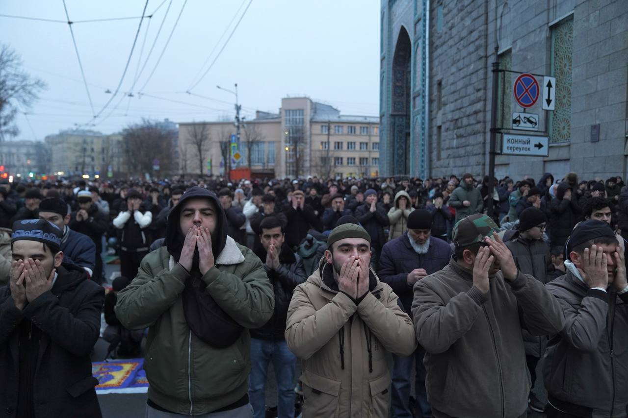 Массовые протесты мусульман в Санкт-Петербурге: улицы перекрыты