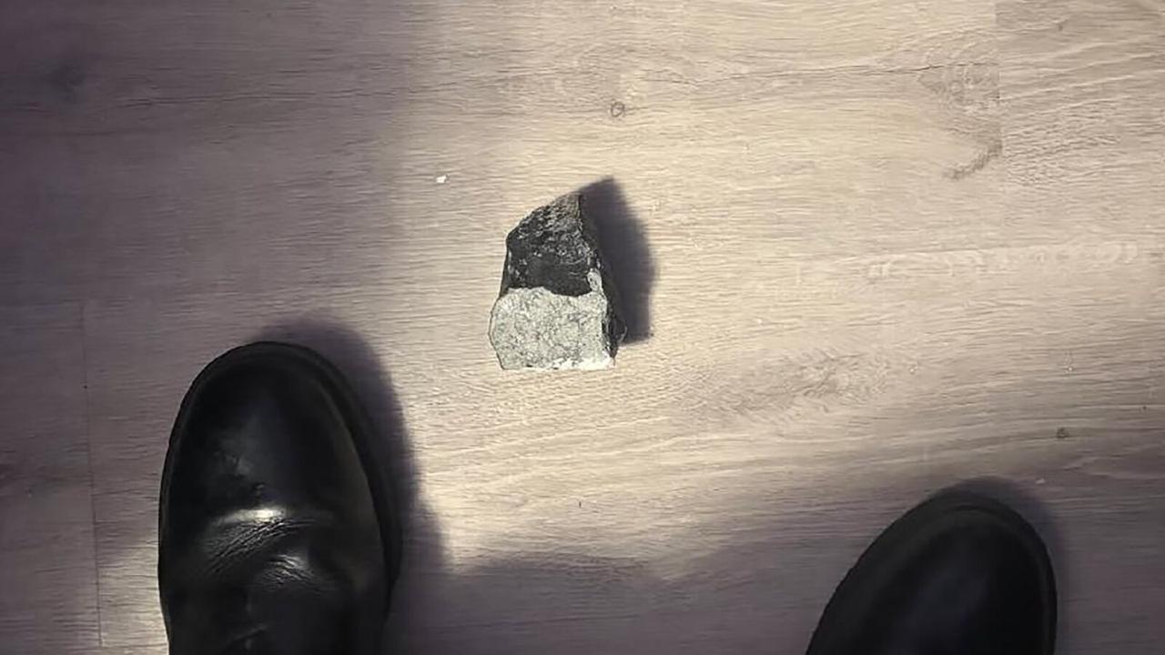 Метеорит пробил крышу дома в Техасе: редкий инцидент